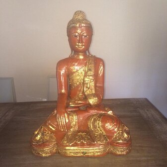 Boeddha in lotushouding hout